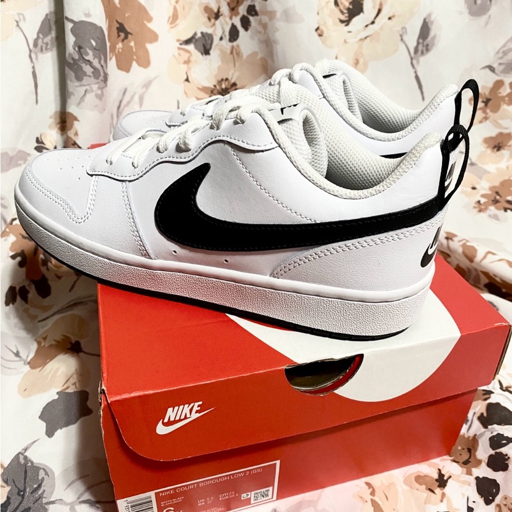 Nike court borough brand new in box